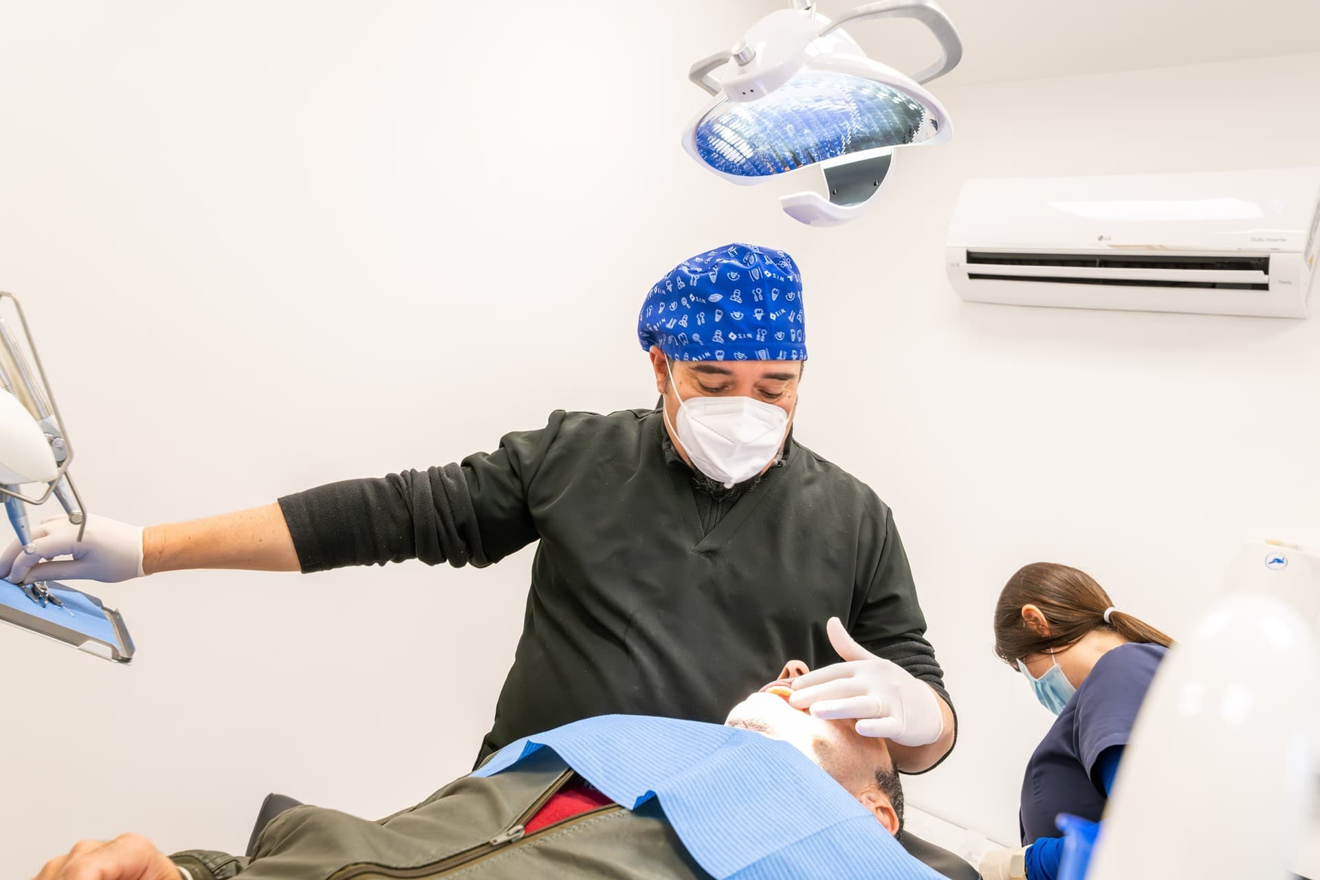 ¡Consulta si necesitas ponerte coronas dentales en Redondela!